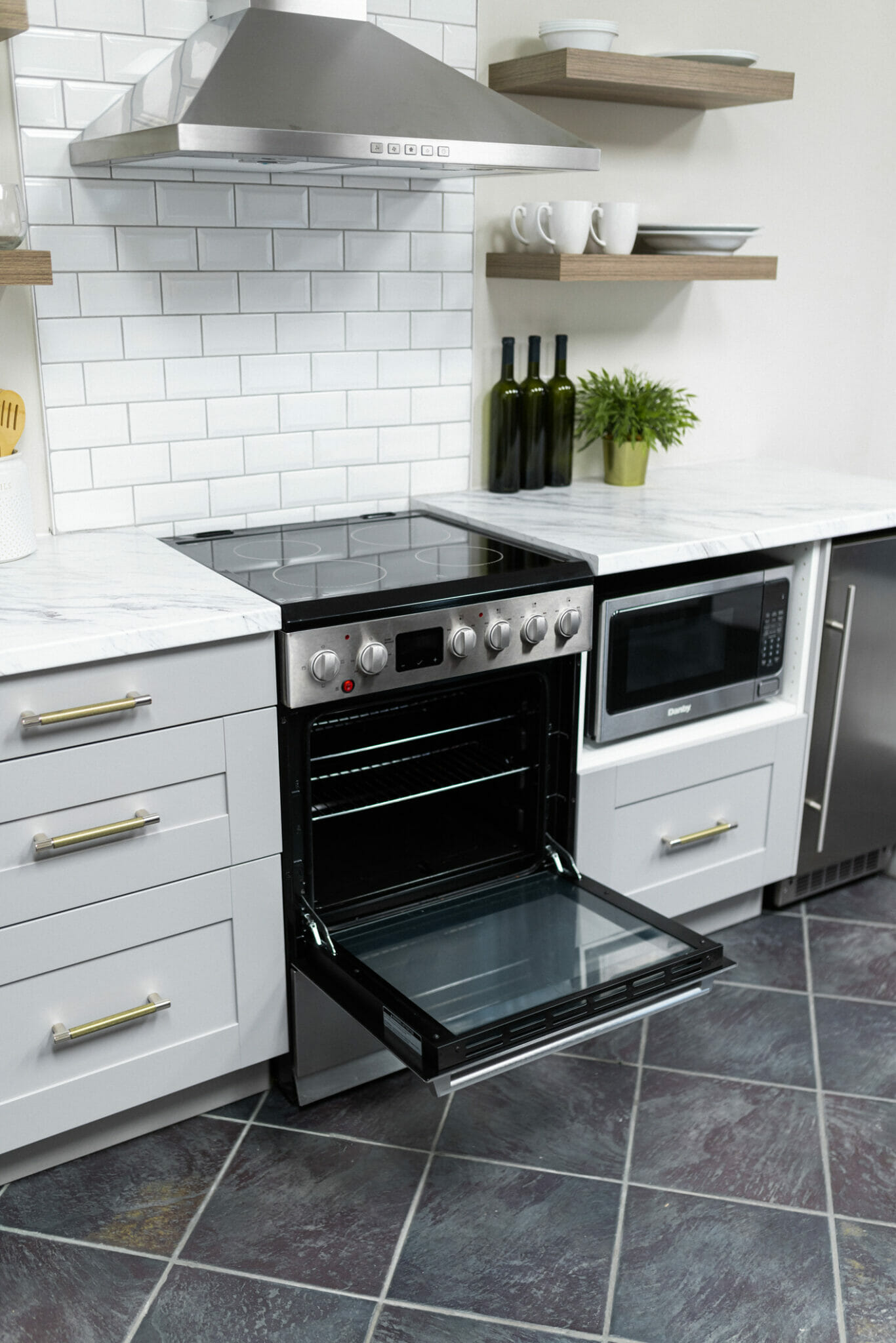 Danby 24in TruAirFry Smooth top Slidein Electric Range in Stainless